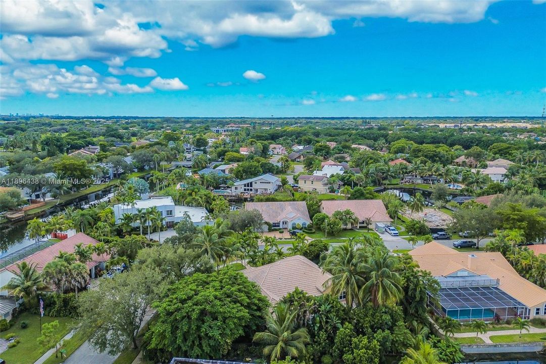 For Sale: $1,000,000 (4 beds, 2 baths, 2698 Square Feet)