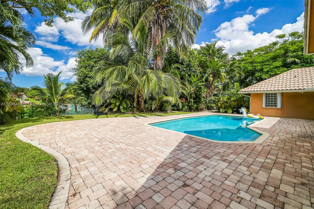 For Sale: $1,000,000 (4 beds, 2 baths, 2698 Square Feet)