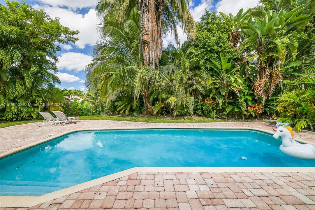 For Sale: $1,000,000 (4 beds, 2 baths, 2698 Square Feet)