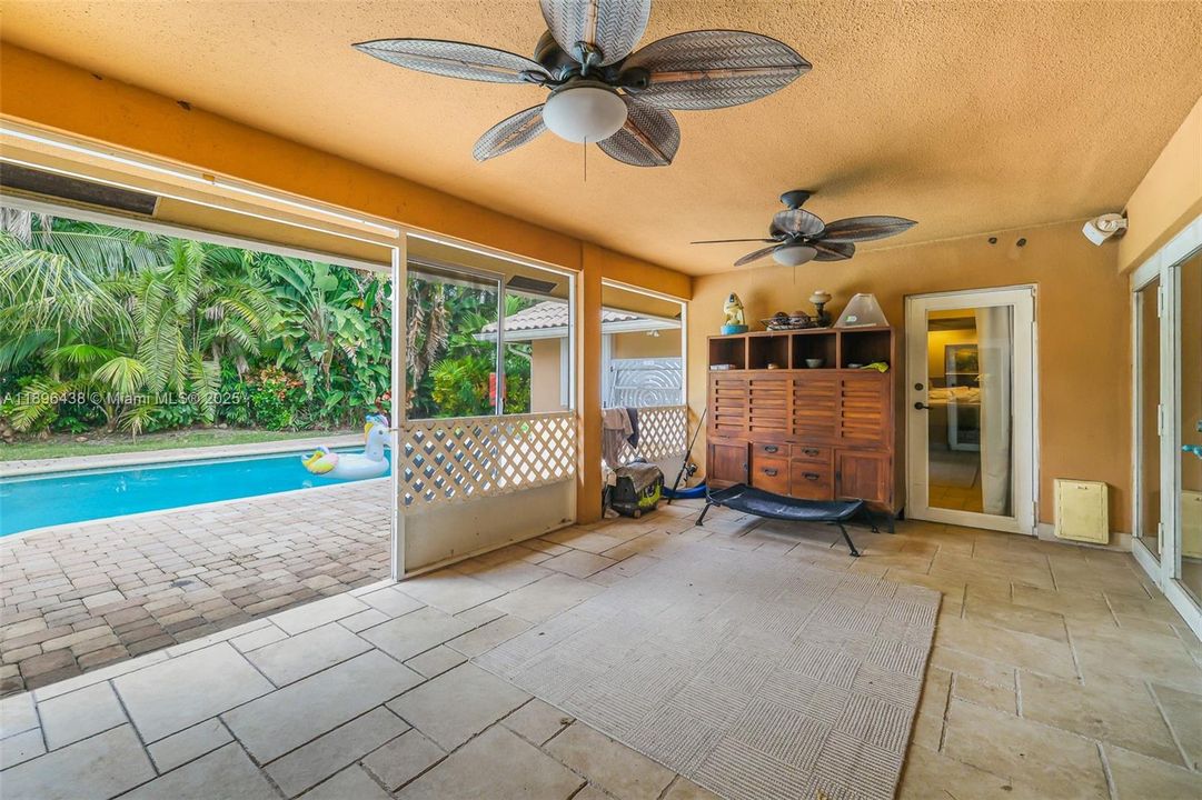 For Sale: $1,000,000 (4 beds, 2 baths, 2698 Square Feet)