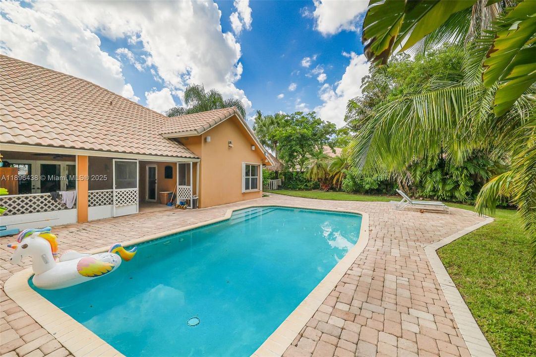 For Sale: $1,000,000 (4 beds, 2 baths, 2698 Square Feet)