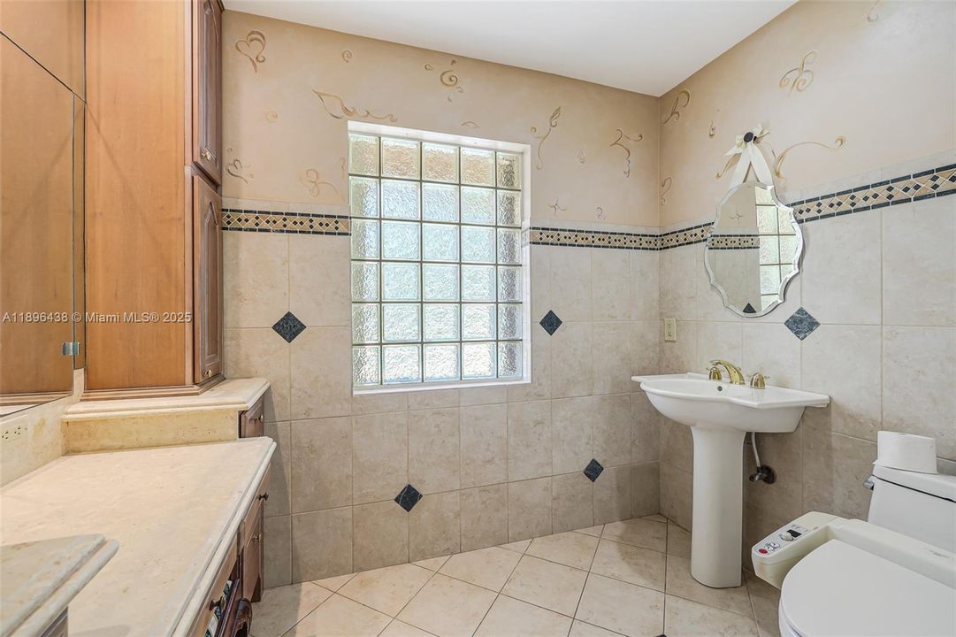 For Sale: $1,000,000 (4 beds, 2 baths, 2698 Square Feet)