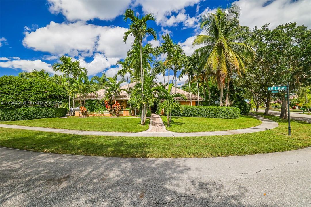 For Sale: $1,000,000 (4 beds, 2 baths, 2698 Square Feet)