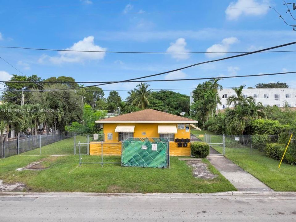 Wide-angle view of the Miami multifamily property, emphasizing its central location near Wynwood, Miami Design District, and major expressways — perfect for rental or redevelopment.