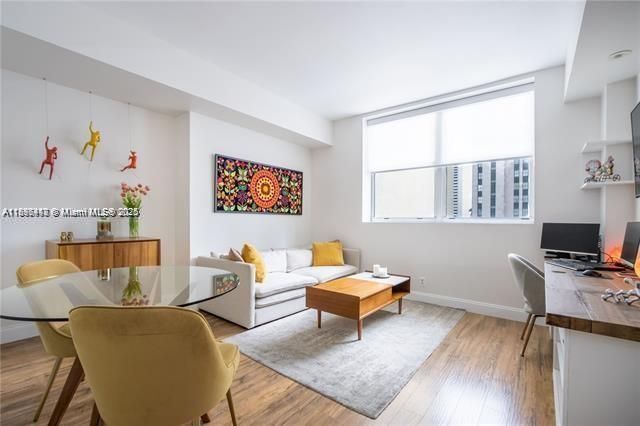 待售: $315,000 (1 贝兹, 1 浴室, 615 平方英尺)