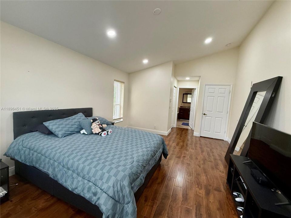 Recently Rented: $4,800 (4 beds, 2 baths, 2339 Square Feet)