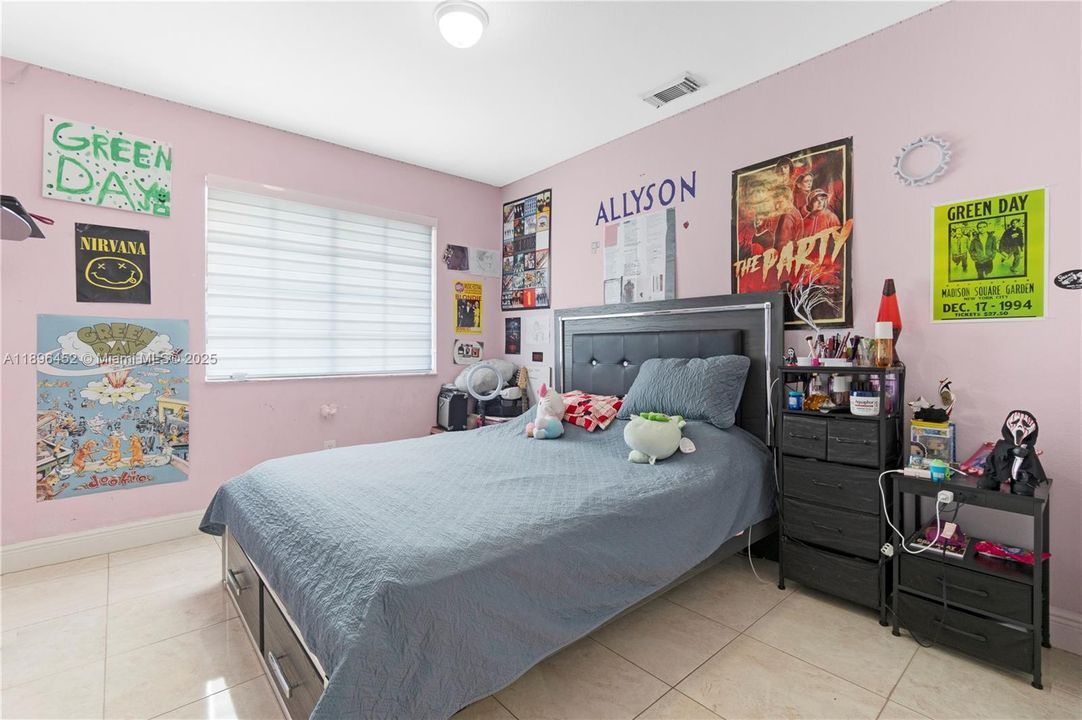 合同活跃: $495,000 (3 贝兹, 2 浴室, 1190 平方英尺)