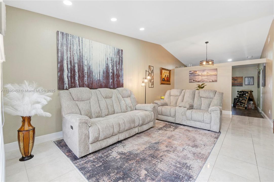 合同活跃: $495,000 (3 贝兹, 2 浴室, 1190 平方英尺)