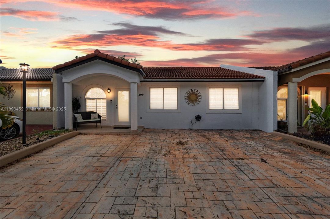 合同活跃: $495,000 (3 贝兹, 2 浴室, 1190 平方英尺)