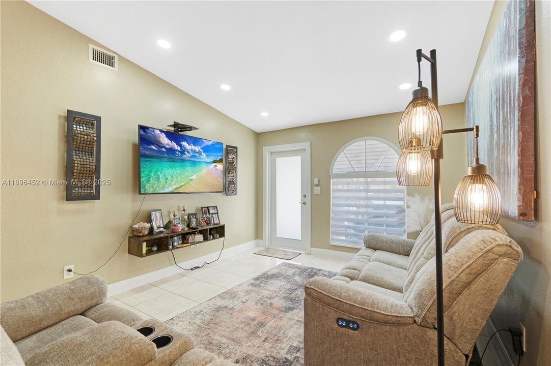 合同活跃: $495,000 (3 贝兹, 2 浴室, 1190 平方英尺)