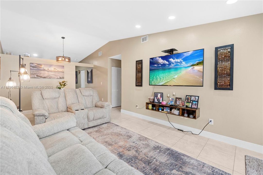 合同活跃: $495,000 (3 贝兹, 2 浴室, 1190 平方英尺)