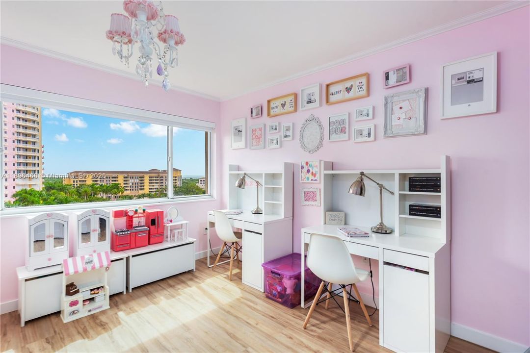 For Sale: $1,050,000 (3 beds, 2 baths, 1518 Square Feet)