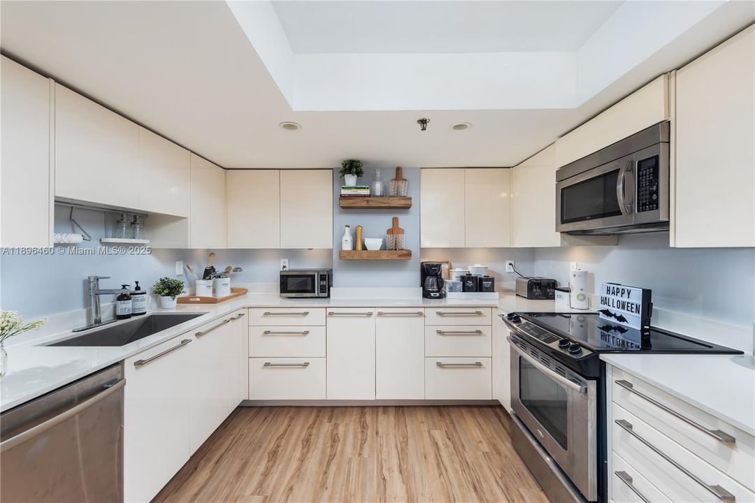 For Sale: $1,050,000 (3 beds, 2 baths, 1518 Square Feet)