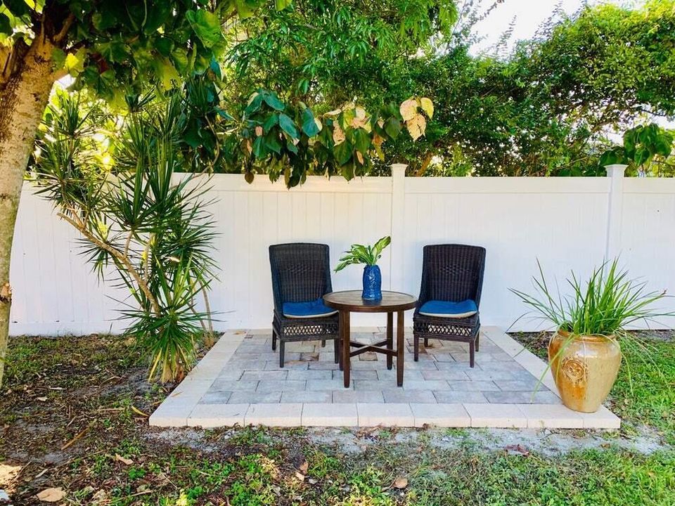 BACK ROMANTIC PRIVACY PATIO