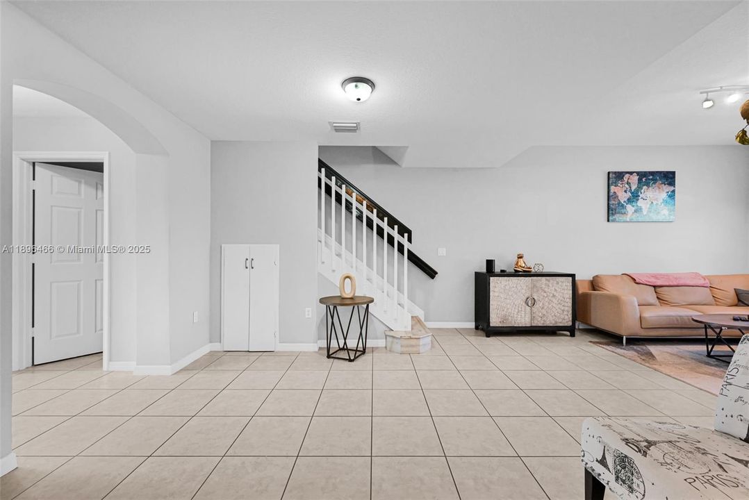 合同活跃: $395,000 (2 贝兹, 2 浴室, 1410 平方英尺)