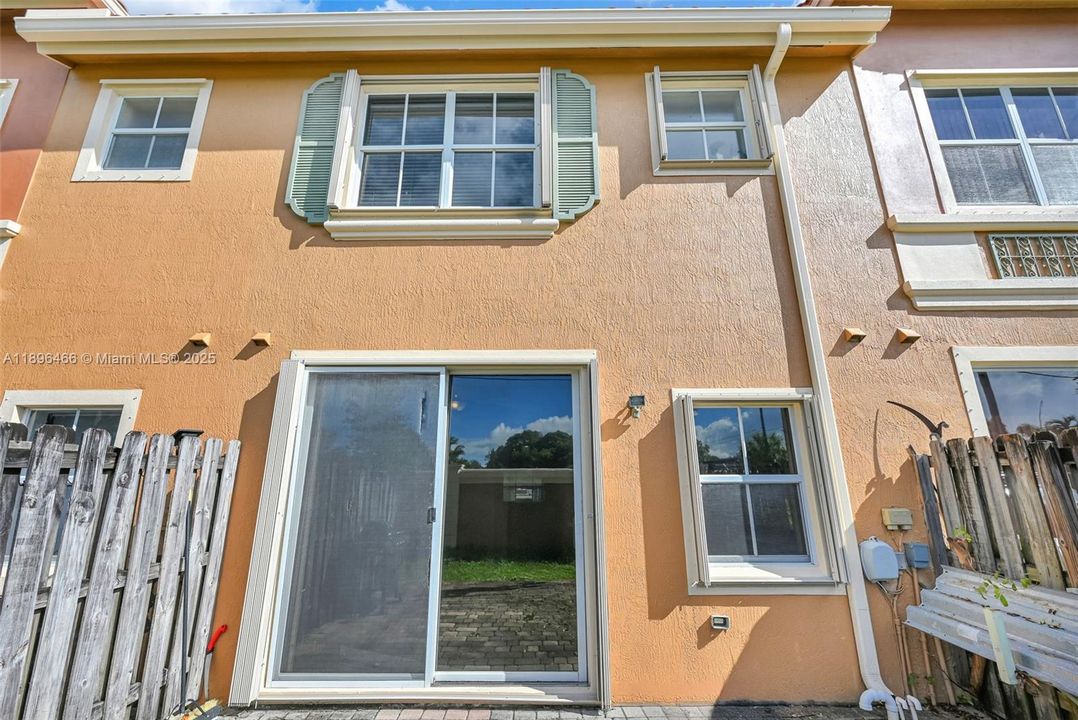 合同活跃: $395,000 (2 贝兹, 2 浴室, 1410 平方英尺)