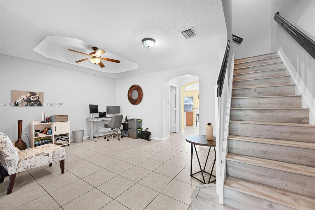 合同活跃: $395,000 (2 贝兹, 2 浴室, 1410 平方英尺)