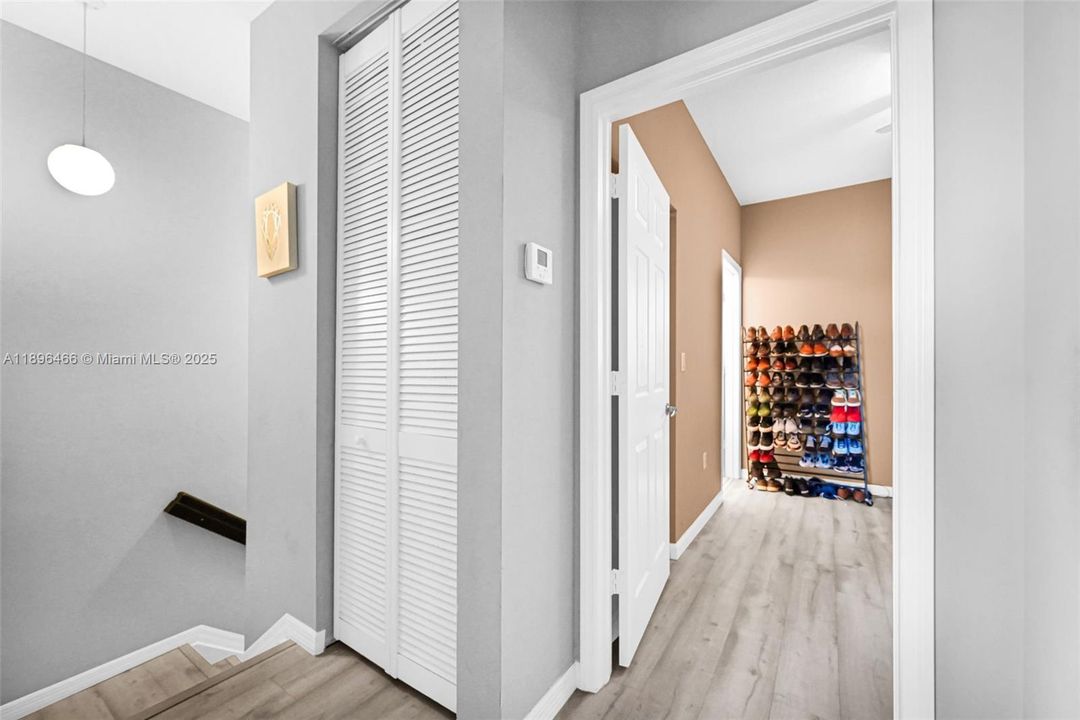 合同活跃: $395,000 (2 贝兹, 2 浴室, 1410 平方英尺)