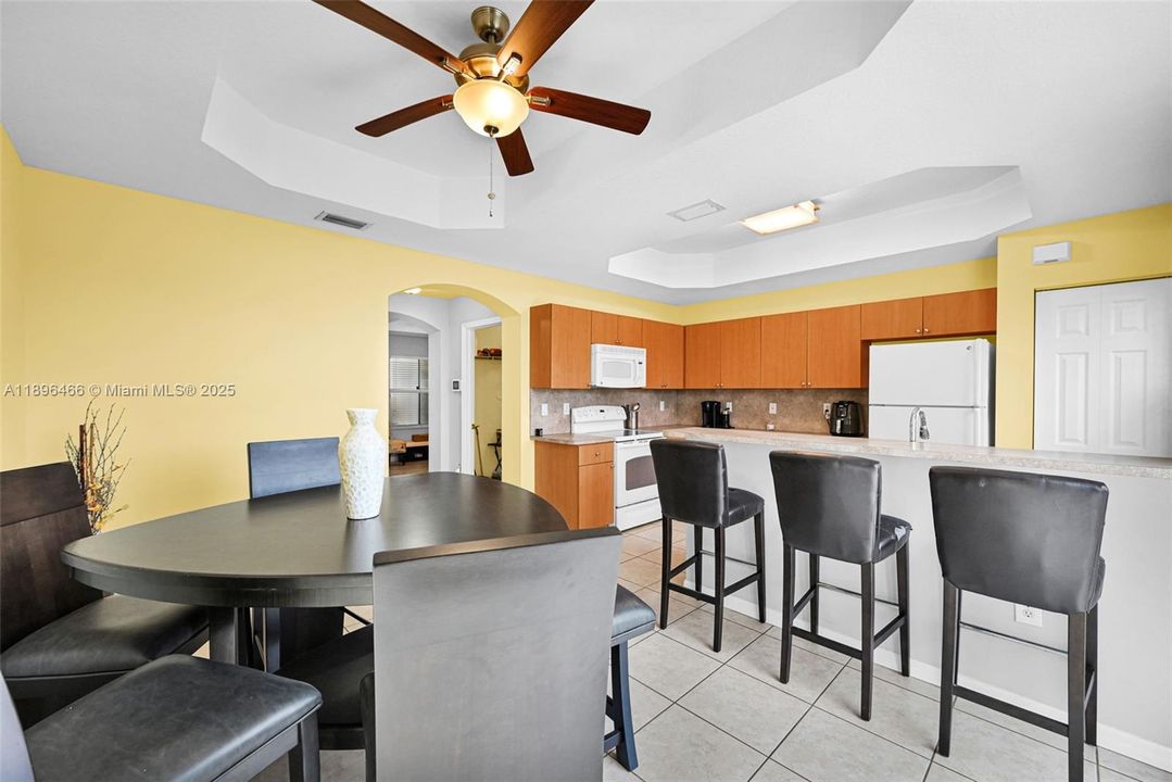 合同活跃: $395,000 (2 贝兹, 2 浴室, 1410 平方英尺)