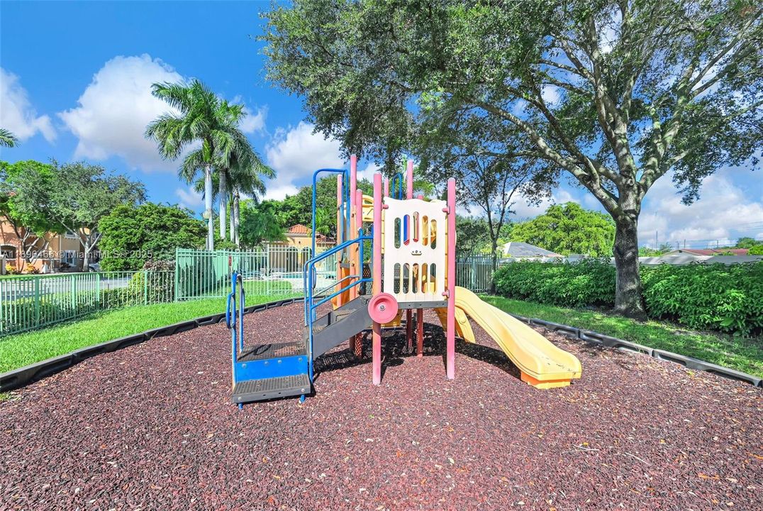 合同活跃: $395,000 (2 贝兹, 2 浴室, 1410 平方英尺)