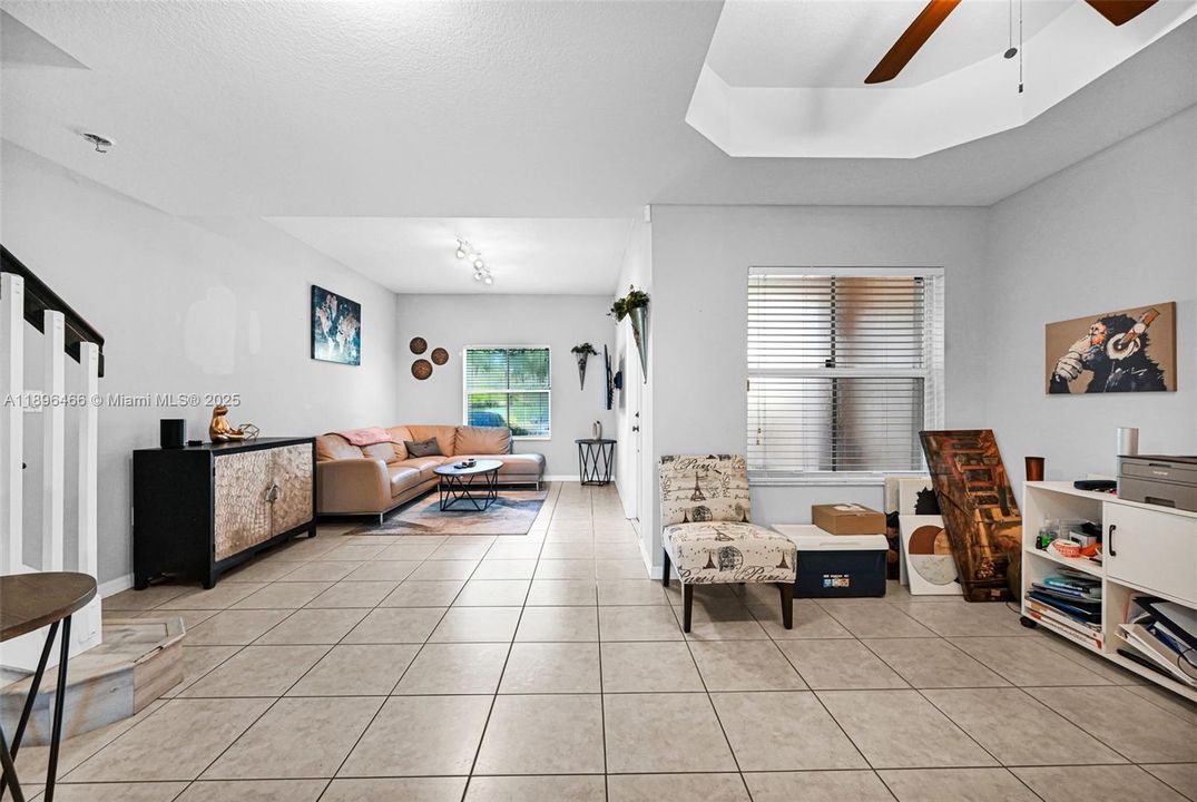 合同活跃: $395,000 (2 贝兹, 2 浴室, 1410 平方英尺)