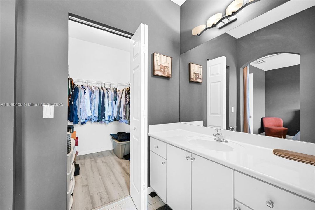 合同活跃: $395,000 (2 贝兹, 2 浴室, 1410 平方英尺)