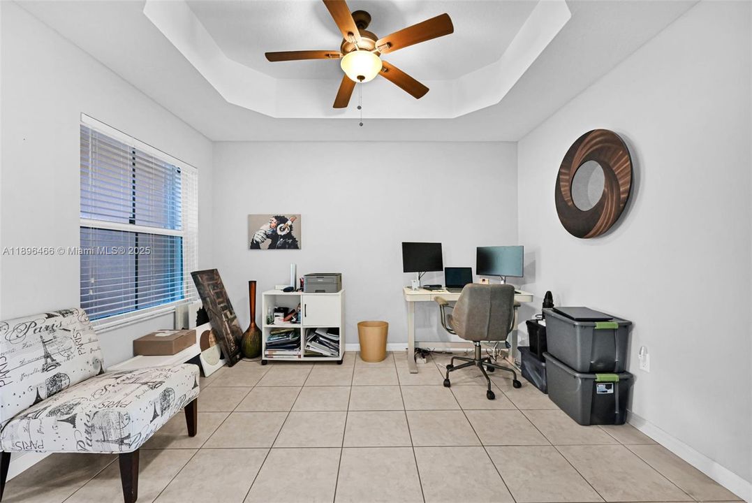 合同活跃: $395,000 (2 贝兹, 2 浴室, 1410 平方英尺)