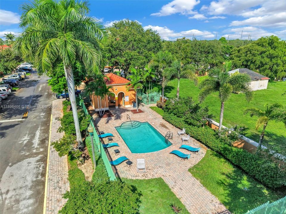 合同活跃: $395,000 (2 贝兹, 2 浴室, 1410 平方英尺)