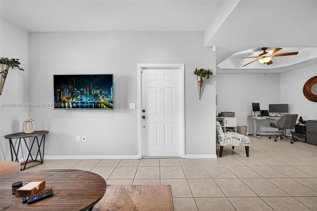 合同活跃: $395,000 (2 贝兹, 2 浴室, 1410 平方英尺)