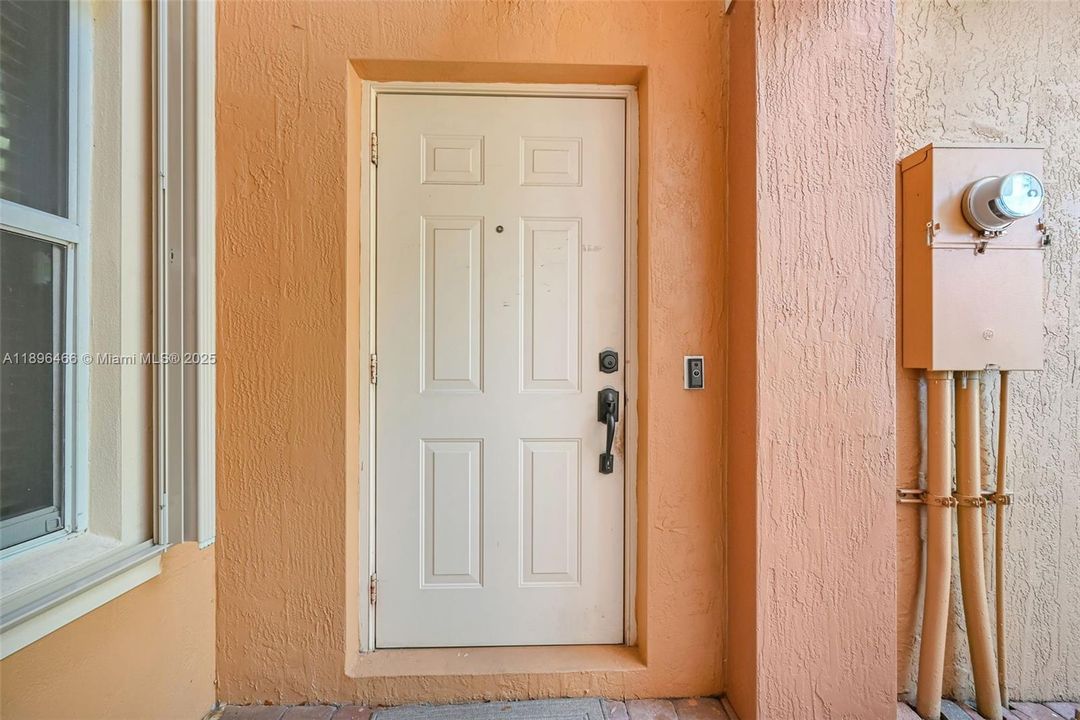 合同活跃: $395,000 (2 贝兹, 2 浴室, 1410 平方英尺)