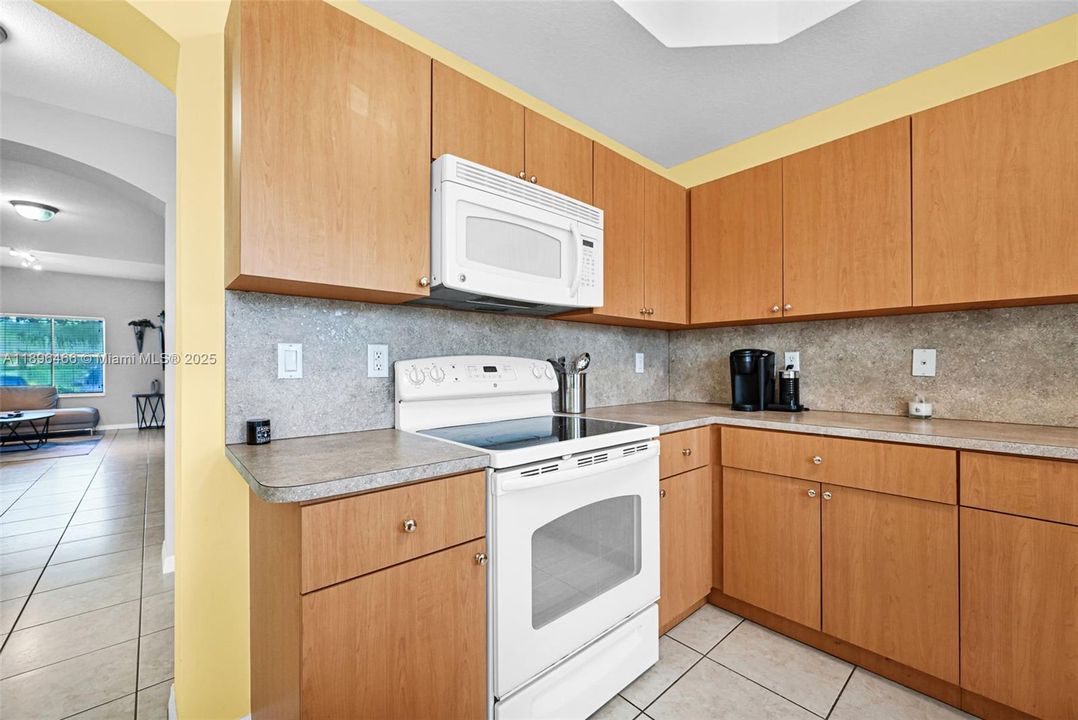 合同活跃: $395,000 (2 贝兹, 2 浴室, 1410 平方英尺)