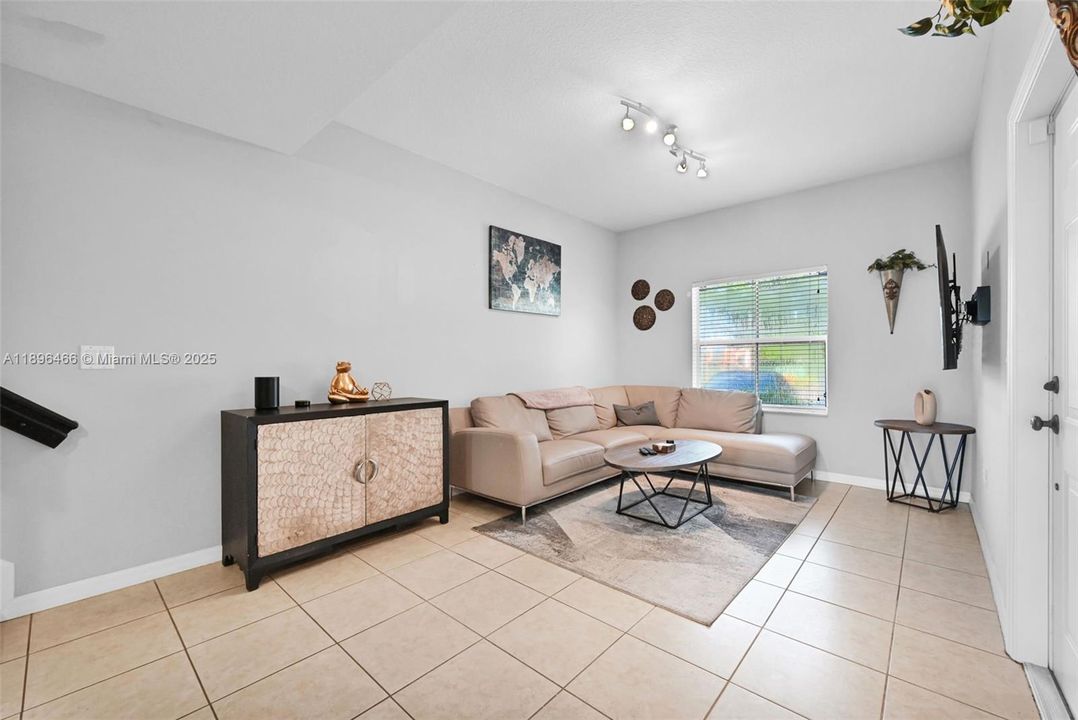 合同活跃: $395,000 (2 贝兹, 2 浴室, 1410 平方英尺)