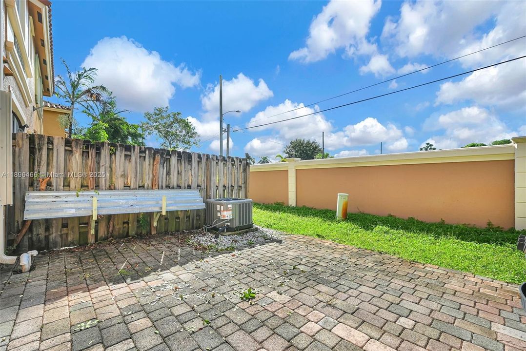 合同活跃: $395,000 (2 贝兹, 2 浴室, 1410 平方英尺)