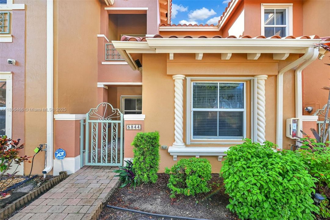 合同活跃: $395,000 (2 贝兹, 2 浴室, 1410 平方英尺)