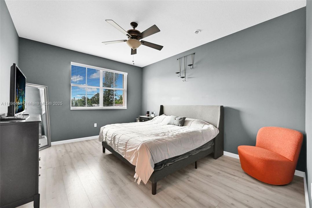 合同活跃: $395,000 (2 贝兹, 2 浴室, 1410 平方英尺)