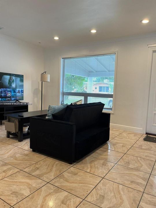 Под контрактом: $2,350 (2 спален, 1 ванн, 1328 Квадратных фут)