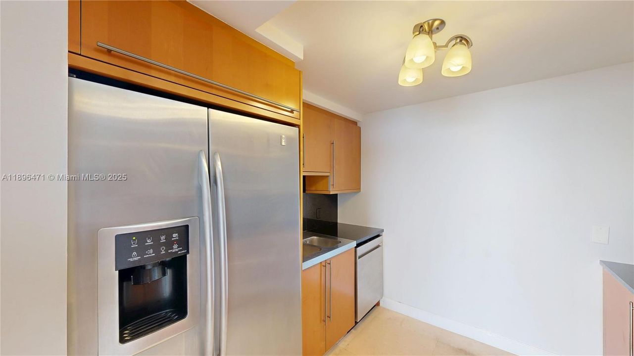 Recently Rented: $3,900 (1 beds, 1 baths, 808 Square Feet)