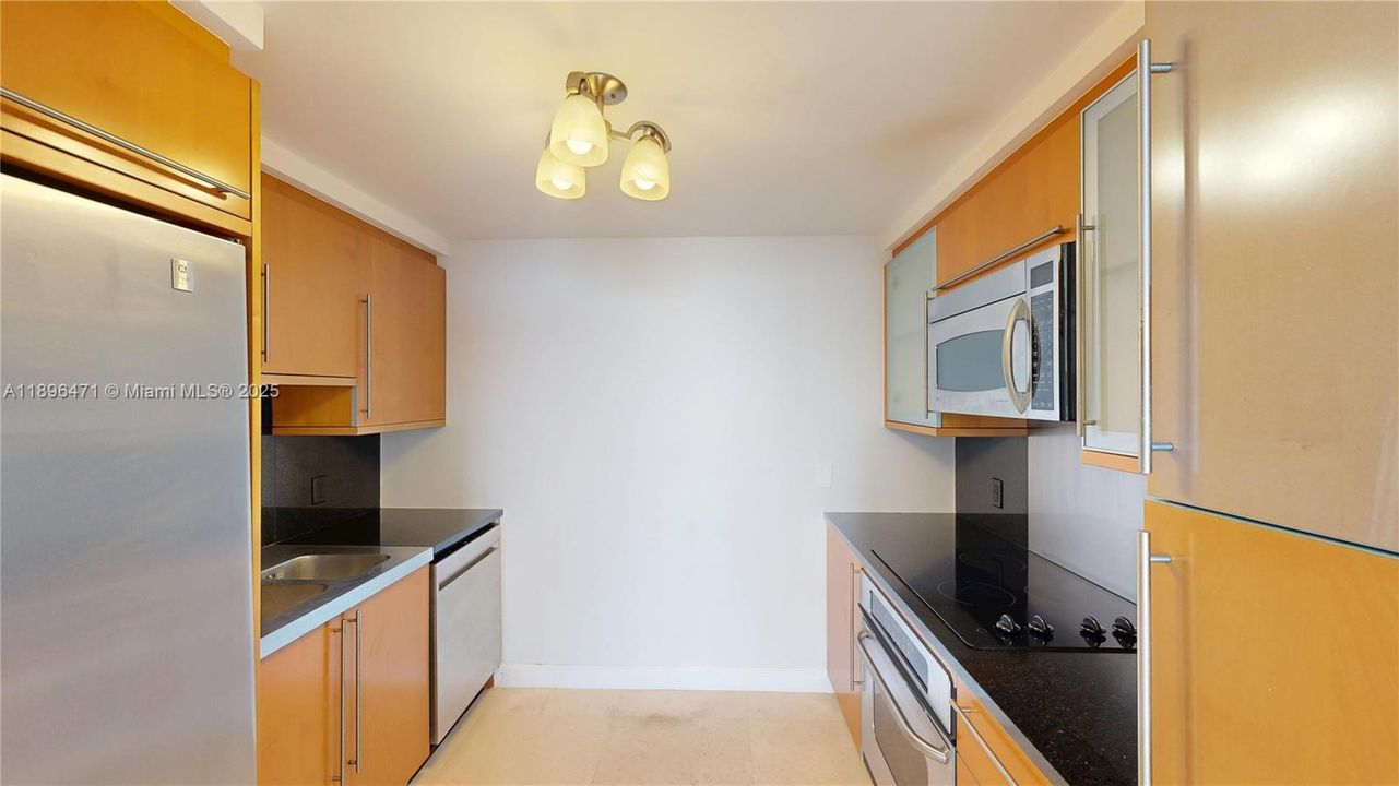 Recently Rented: $3,900 (1 beds, 1 baths, 808 Square Feet)