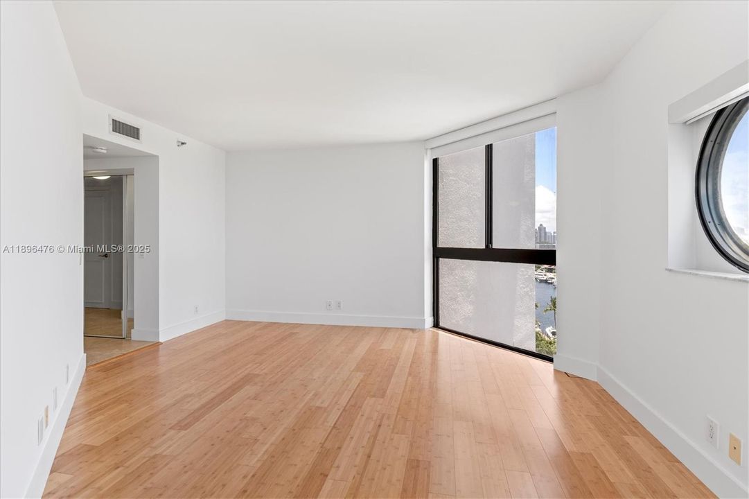 Active With Contract: $4,000 (3 beds, 2 baths, 1350 Square Feet)