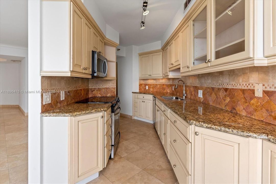 Active With Contract: $4,000 (3 beds, 2 baths, 1350 Square Feet)