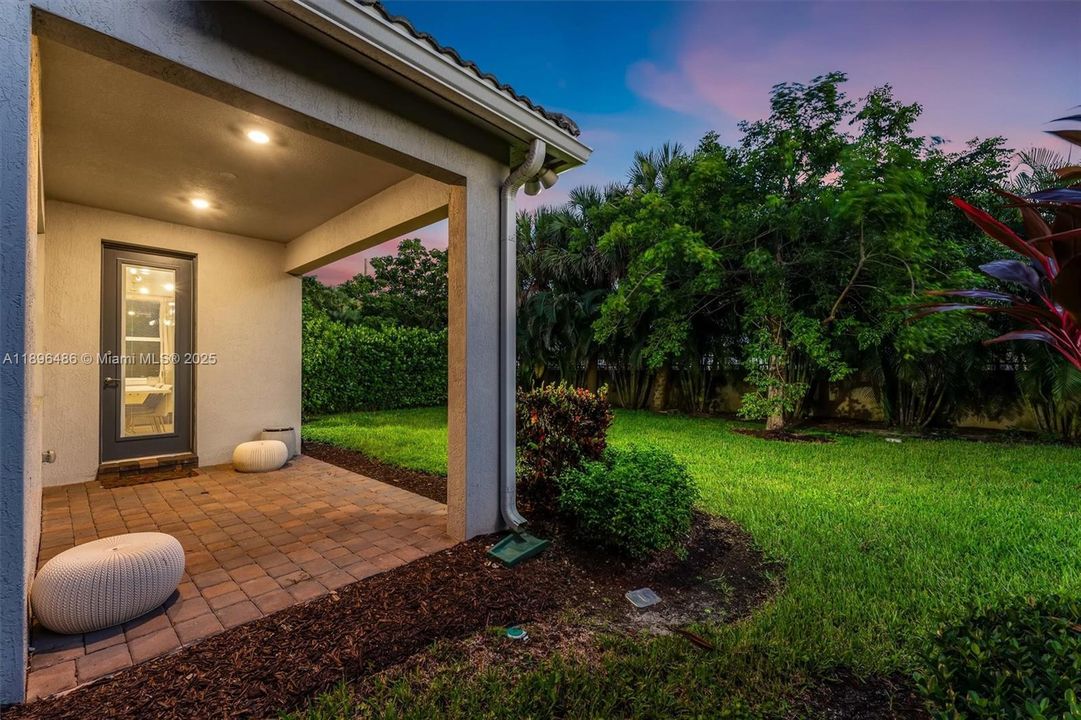 Active With Contract: $849,997 (3 beds, 2 baths, 2220 Square Feet)