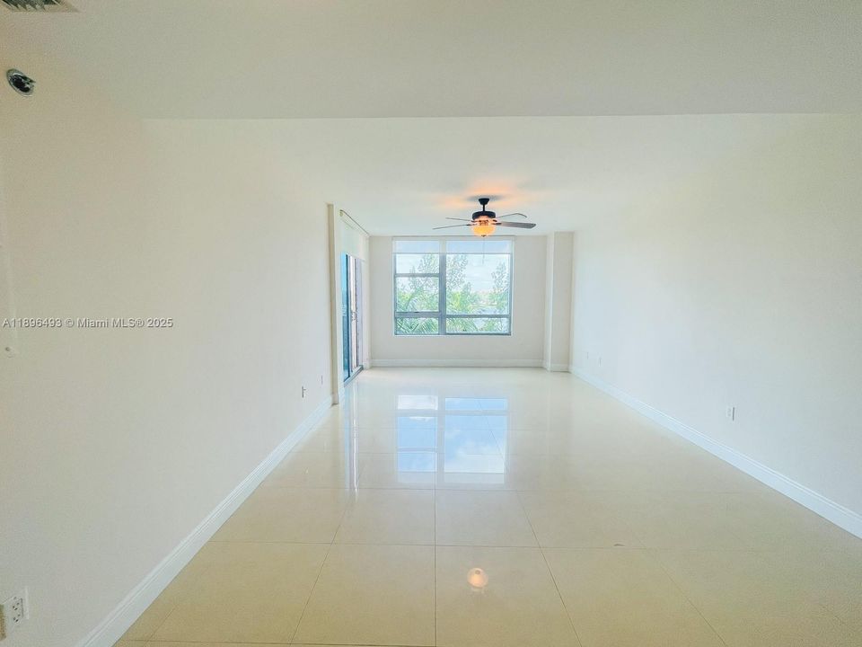 For Rent: $2,600 (2 beds, 2 baths, 1165 Square Feet)