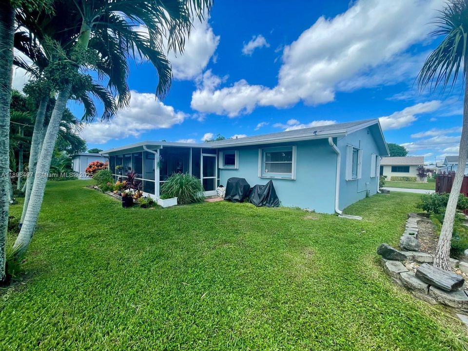 For Sale: $365,000 (2 beds, 2 baths, 1068 Square Feet)