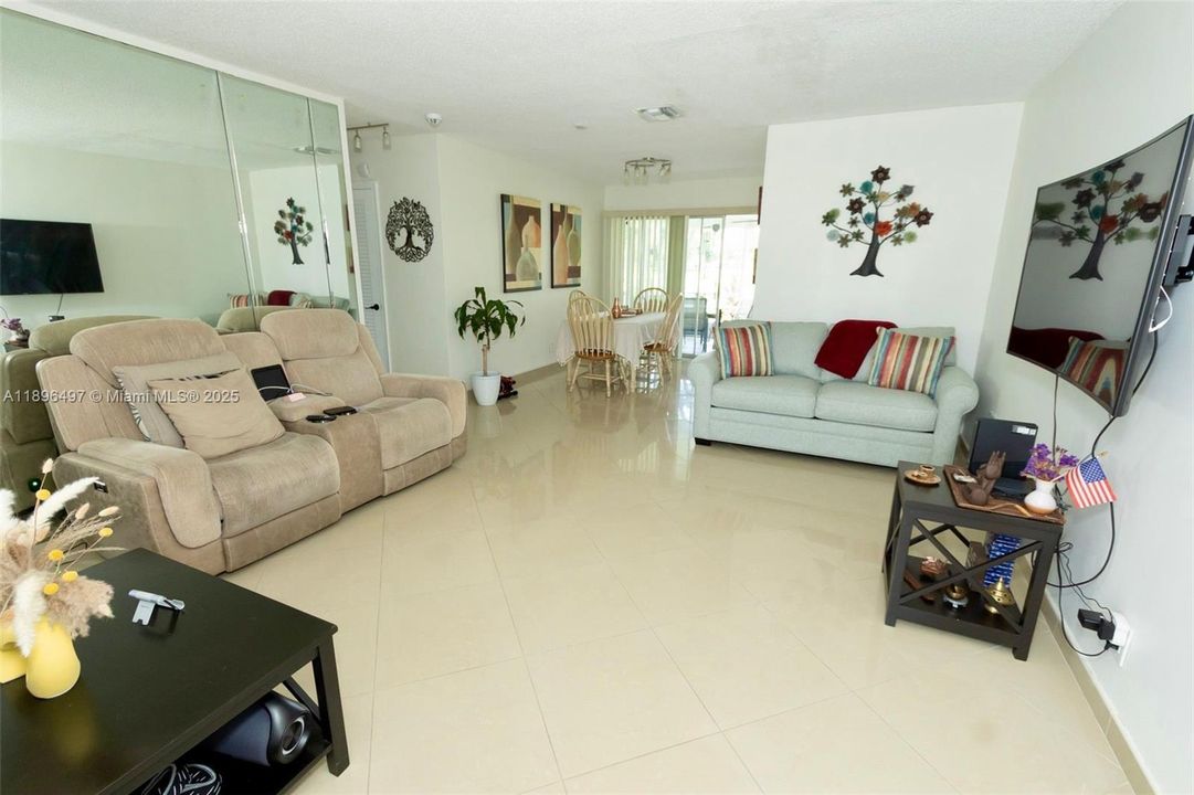 For Sale: $365,000 (2 beds, 2 baths, 1068 Square Feet)