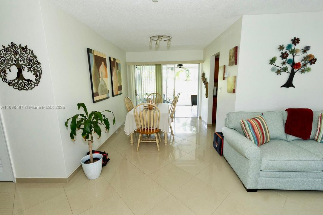 For Sale: $365,000 (2 beds, 2 baths, 1068 Square Feet)