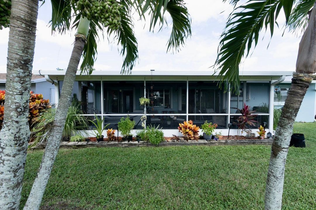 For Sale: $365,000 (2 beds, 2 baths, 1068 Square Feet)