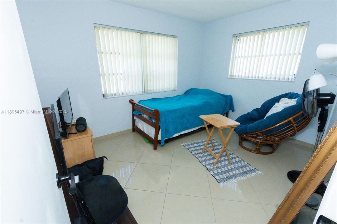 For Sale: $365,000 (2 beds, 2 baths, 1068 Square Feet)