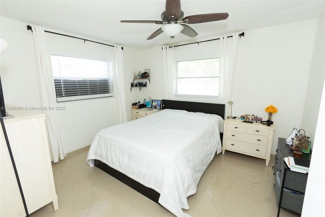 For Sale: $365,000 (2 beds, 2 baths, 1068 Square Feet)