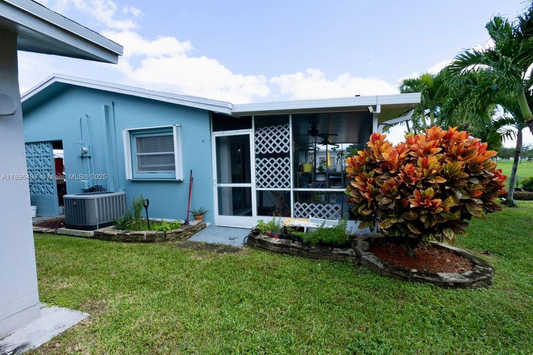 For Sale: $365,000 (2 beds, 2 baths, 1068 Square Feet)