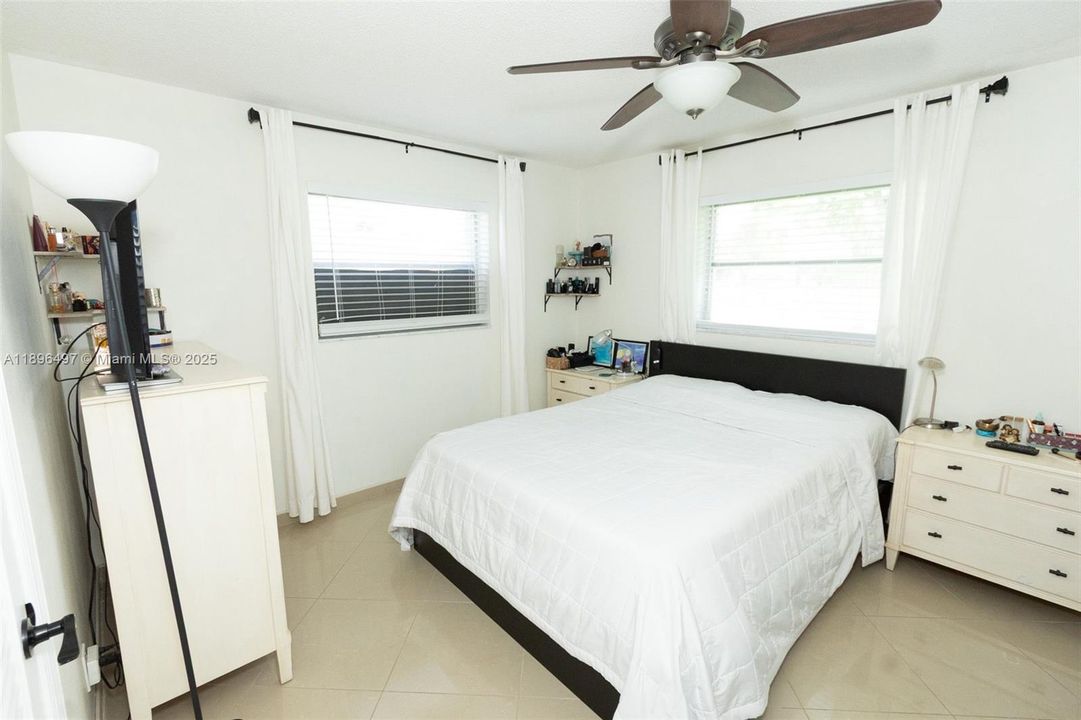 For Sale: $365,000 (2 beds, 2 baths, 1068 Square Feet)